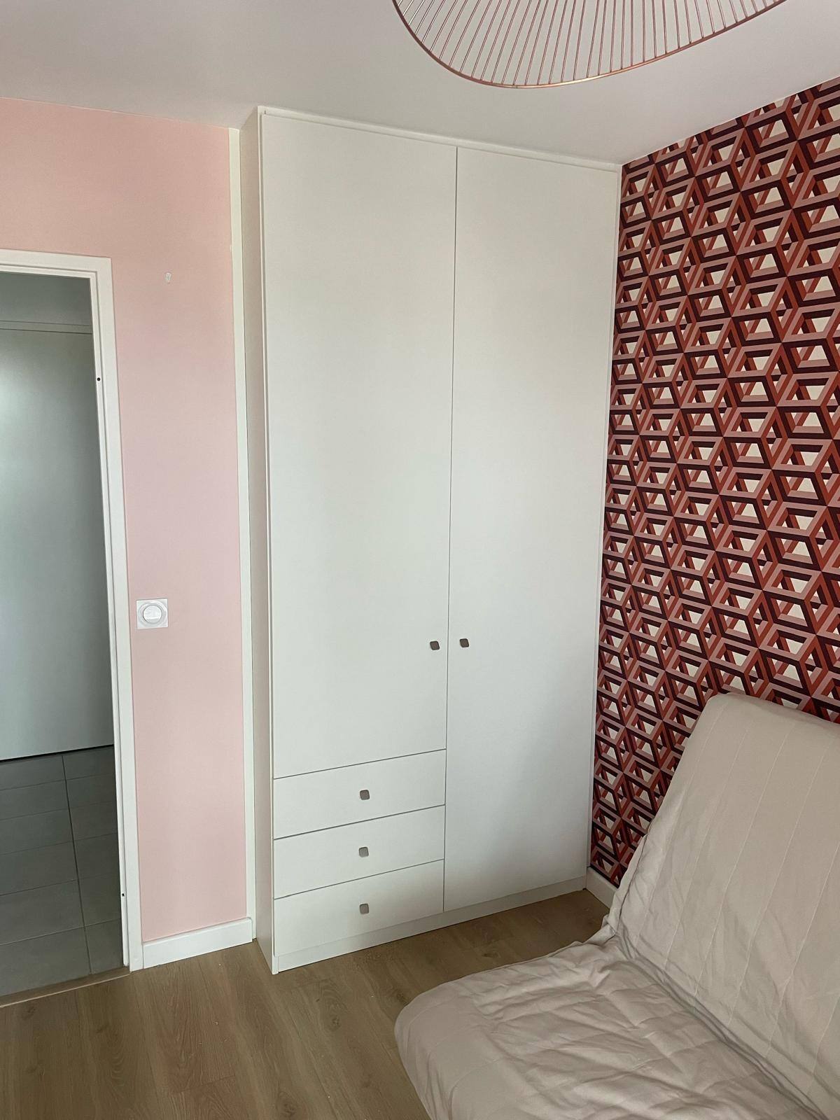 Armoire blanche sur mesure à deux portes et trois tiroirs dans une chambre, à Marne-la-Vallée
