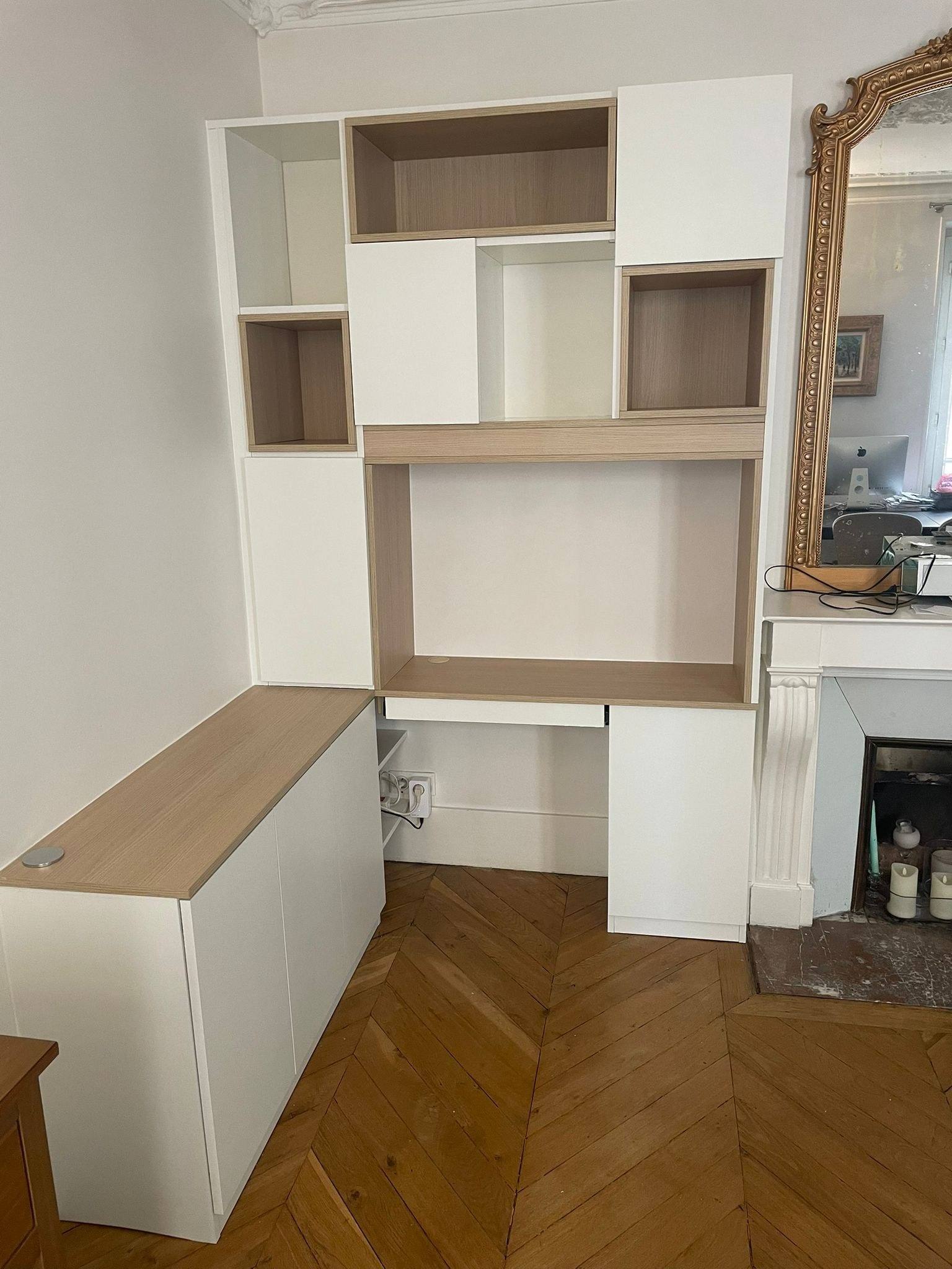 Bibliothèque et bureau sur mesure blanc et bois à côté d'une cheminée, à Paris 17e