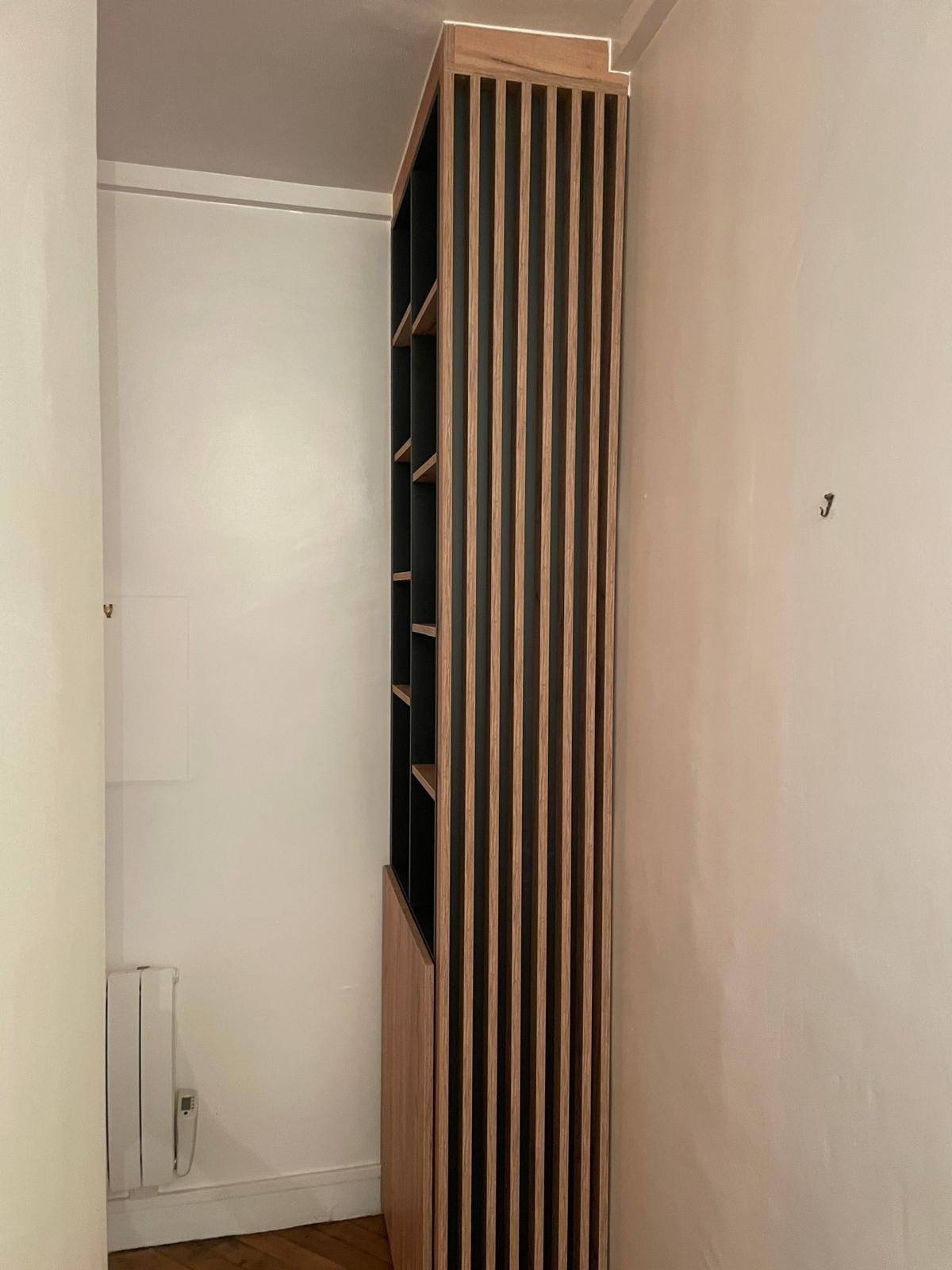 Colonne de rangement sur mesure habillée de tasseaux bois verticaux, à Beauchamp