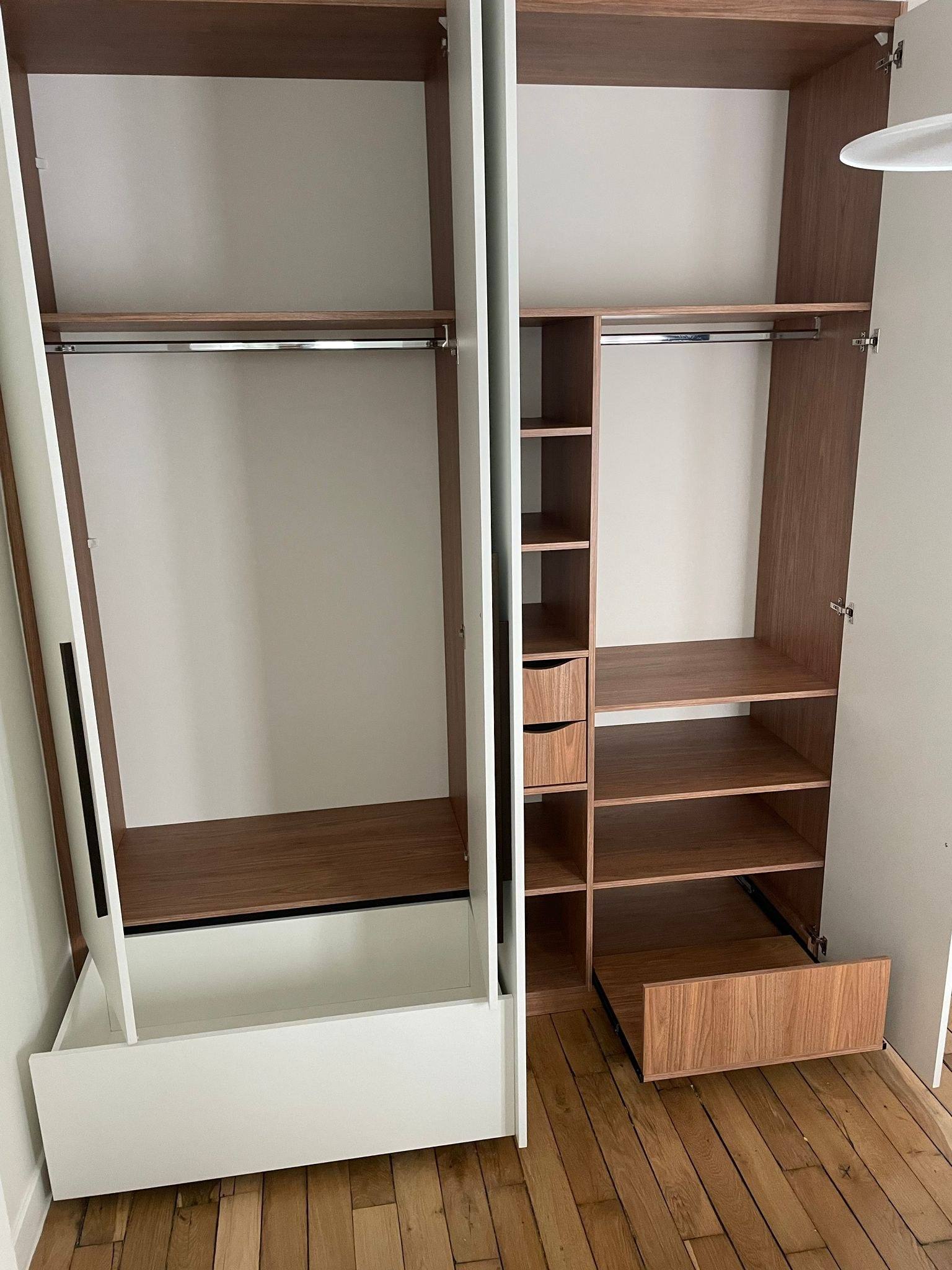 Intérieur de dressing sur mesure avec penderie, tiroirs et étagères bois, à Paris 17e