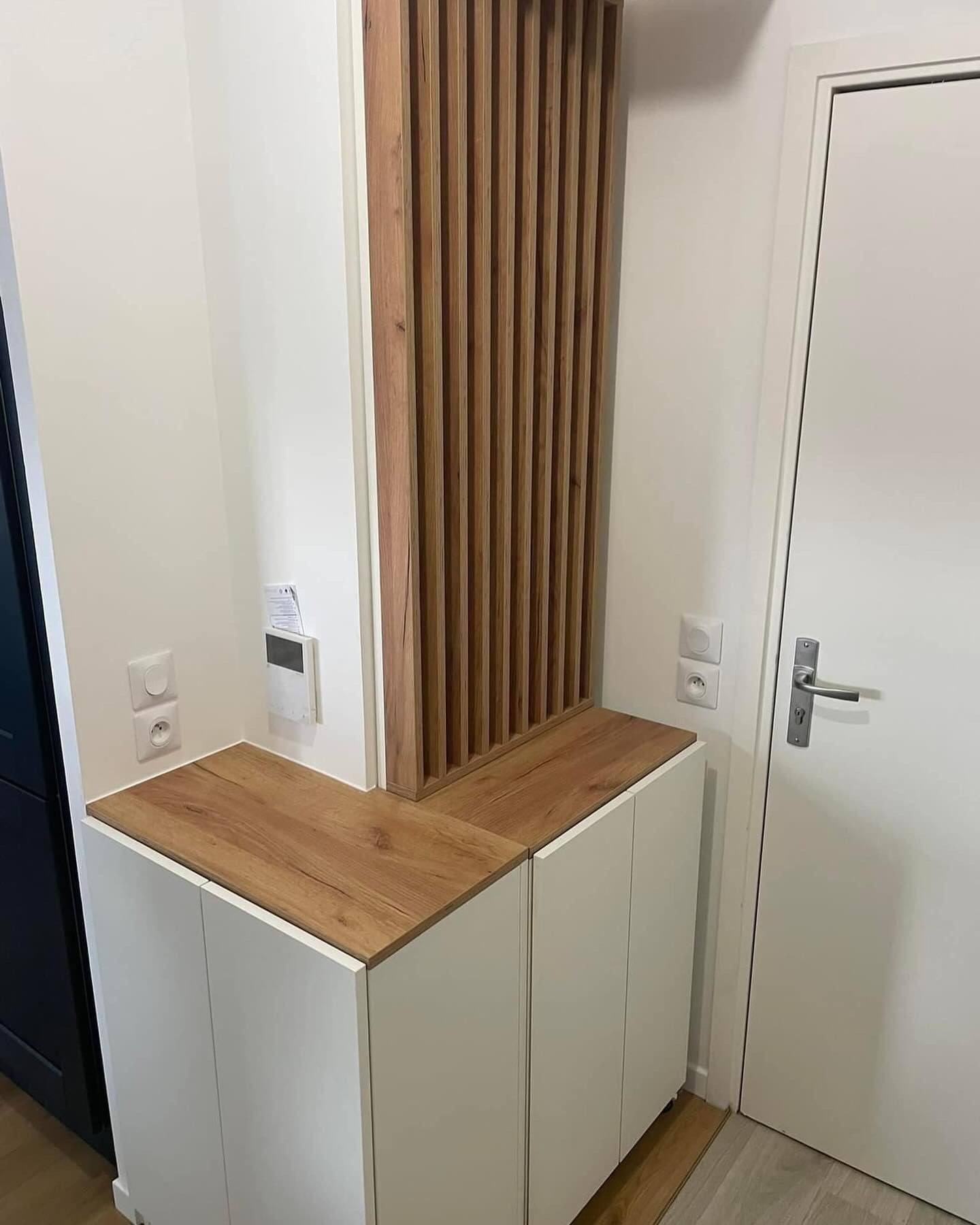 Meuble d'entrée sur mesure avec claustra en tasseaux et plateau bois, à Paris 17e