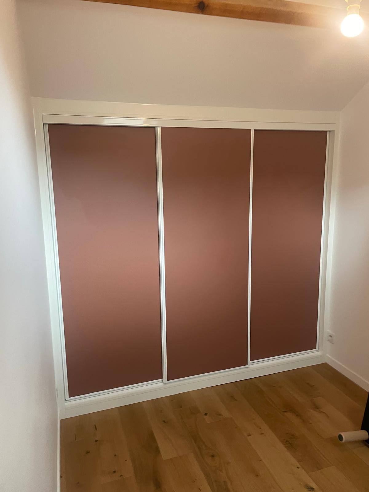 Placard de chambre à trois portes coulissantes vieux rose, fermé, à Montreuil