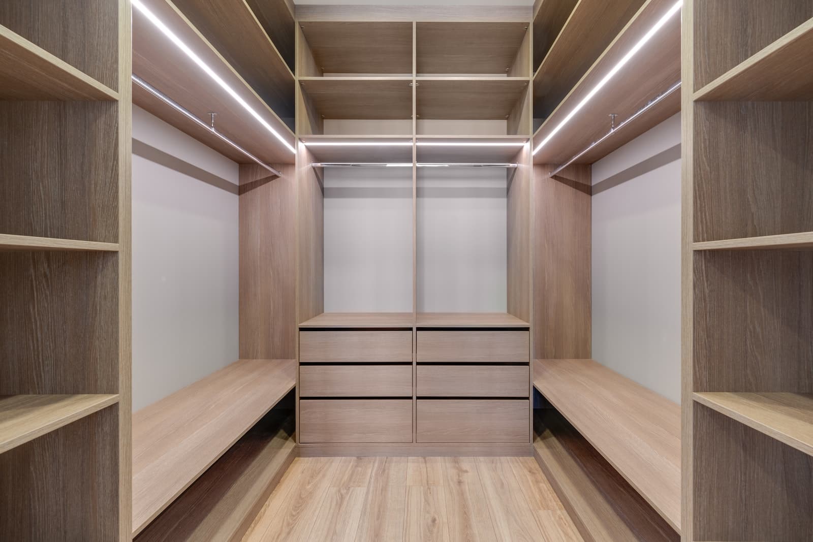 Dressing sur mesure Leroy Merlin : guide pratique et 5 critères essentiels pour bien choisir 3 Dressing sur mesure ou Dressing préconfiguré de grande surface en 2026 ?
