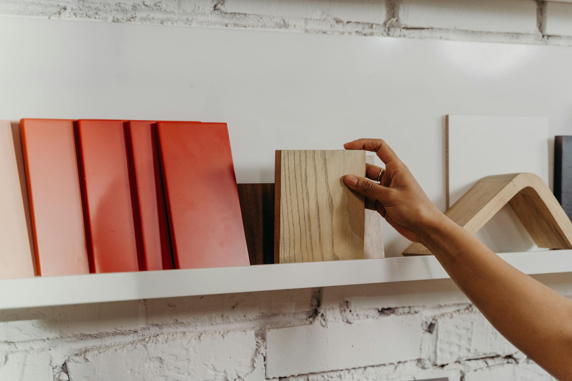 Guide complet du dressing sur mesure : 5 astuces pour un aménagement réussi 4 Échantillons de matériaux bois et finitions pour un projet de dressing sur mesure