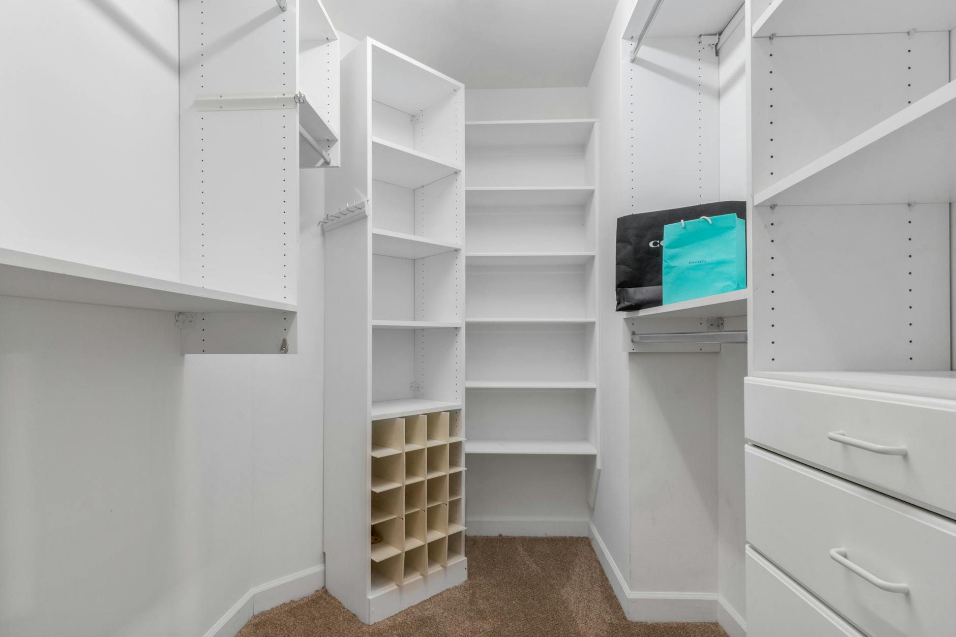 Aménagement intérieur d'un placard sur mesure avec étagères et tiroirs organisés
