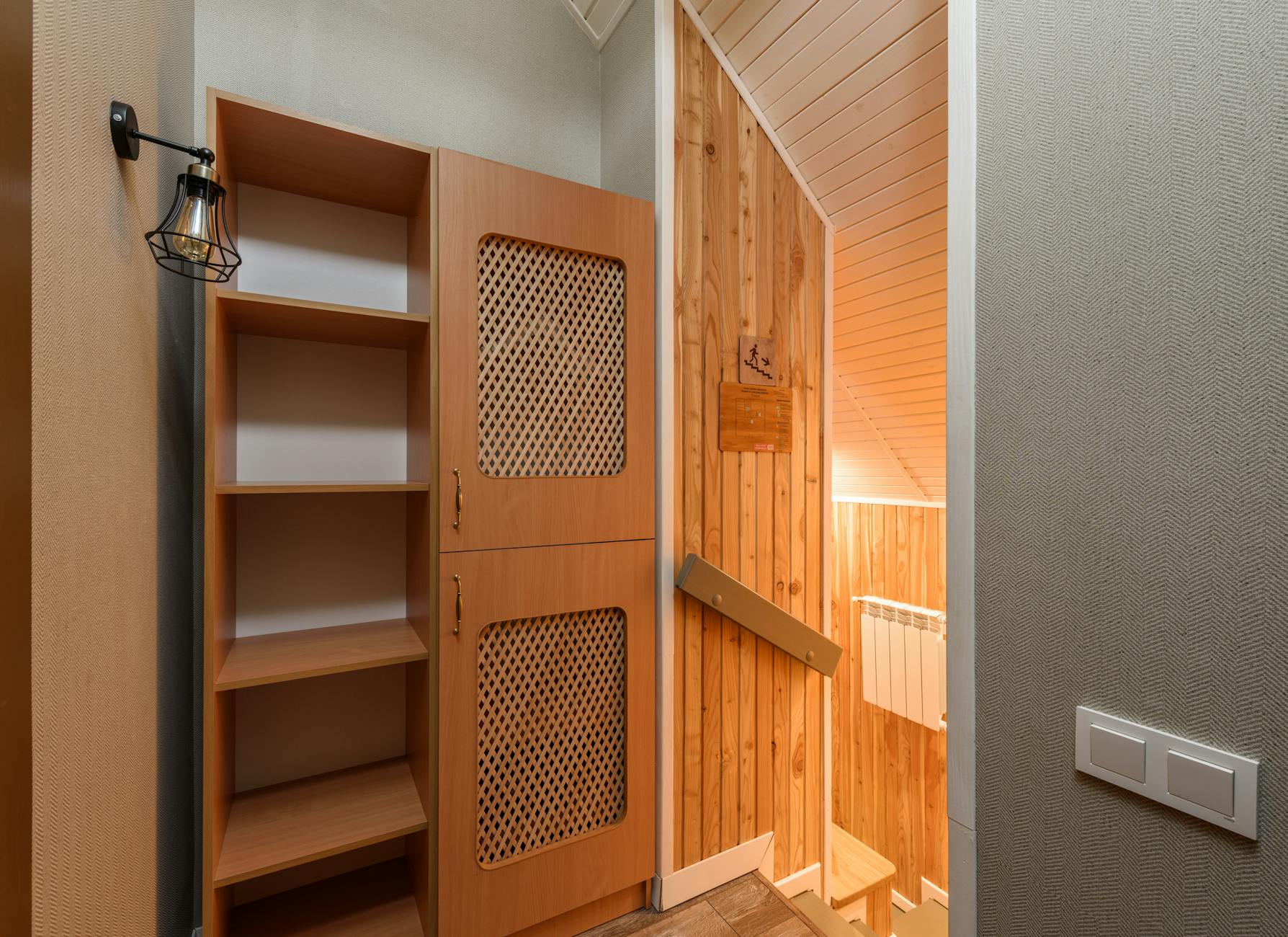 Guide pratique de l'aménagement intérieur maison : 5 astuces concrètes pour optimiser chaque pièce 3 Rangement sur mesure sous escalier en bois pour aménagement intérieur maison