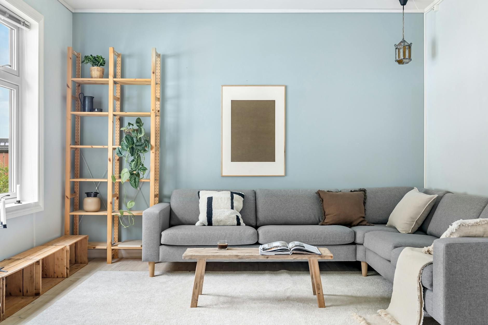 Guide complet du mobilier sur mesure : 5 astuces pour un aménagement intérieur réussi 1 Salon contemporain avec bibliothèque murale sur mesure en chêne clair et rangements intégrés