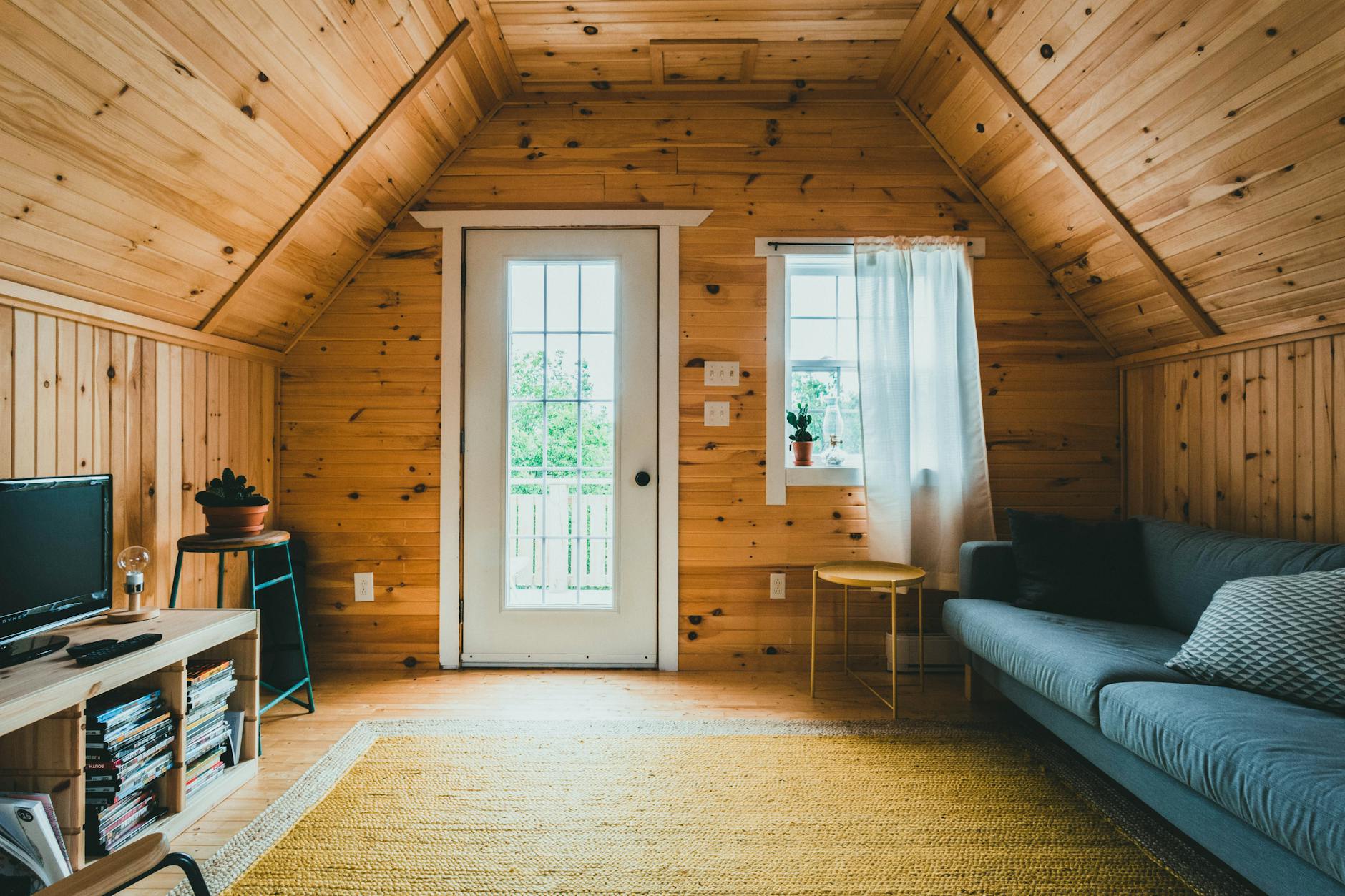 Salon moderne décoré avec des matériaux naturels et du mobilier en bois sur mesure