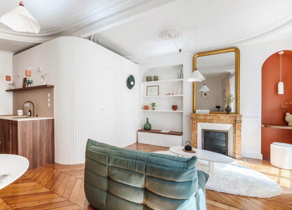 Rénovation appartement petit espace : 7 astuces efficaces pour optimiser chaque mètre carré 3 Travaux de rénovation en cours dans un appartement petit espace avec plans et outils