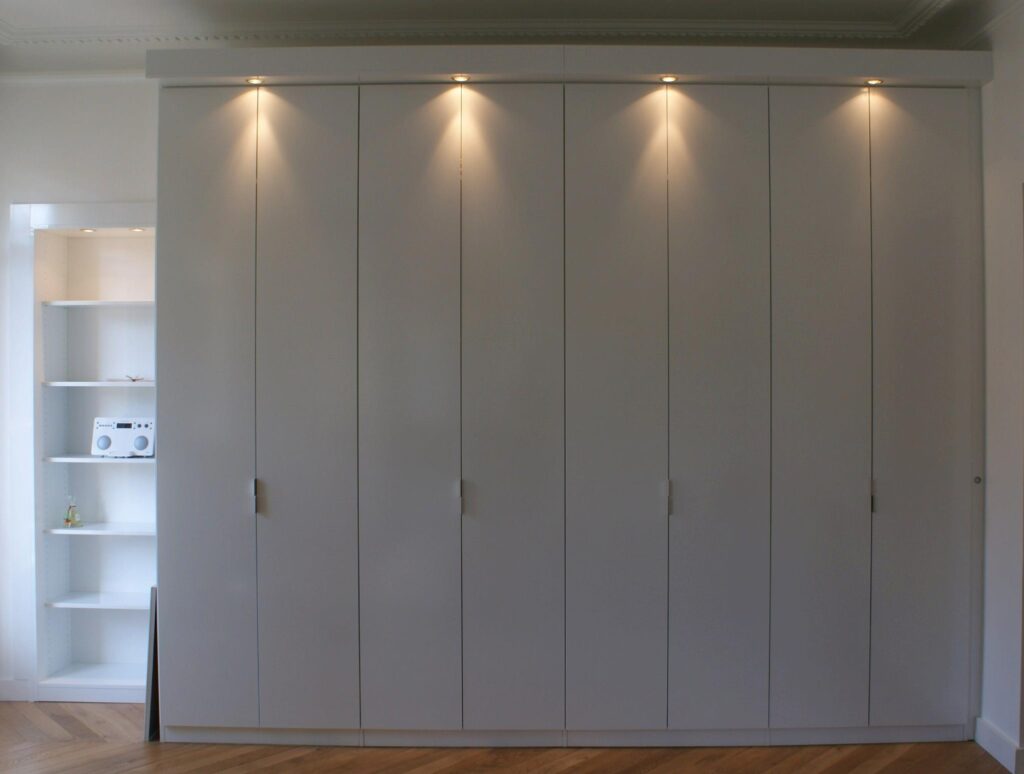 Mobilier professionnel sur mesure dans les Yvelines (78000) 73 placard sous escalier fabrication atelier Île-de-France — ID Rangements