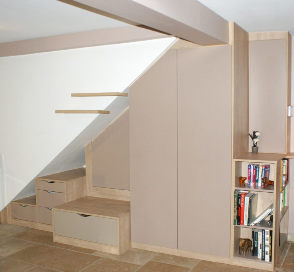 Placard sur mesure à Paris 9e (75009) 72 rangement sous escalier Paris 9e — artisan menuisier ID Rangements