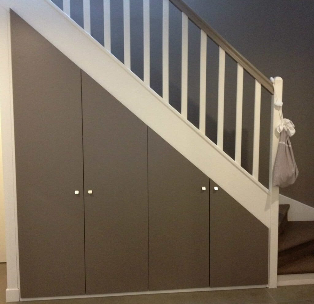 Mobilier professionnel sur mesure dans les Hauts-de-Seine (92000) 72 rangement sous escalier Hauts-de-Seine — artisan menuisier ID Rangements