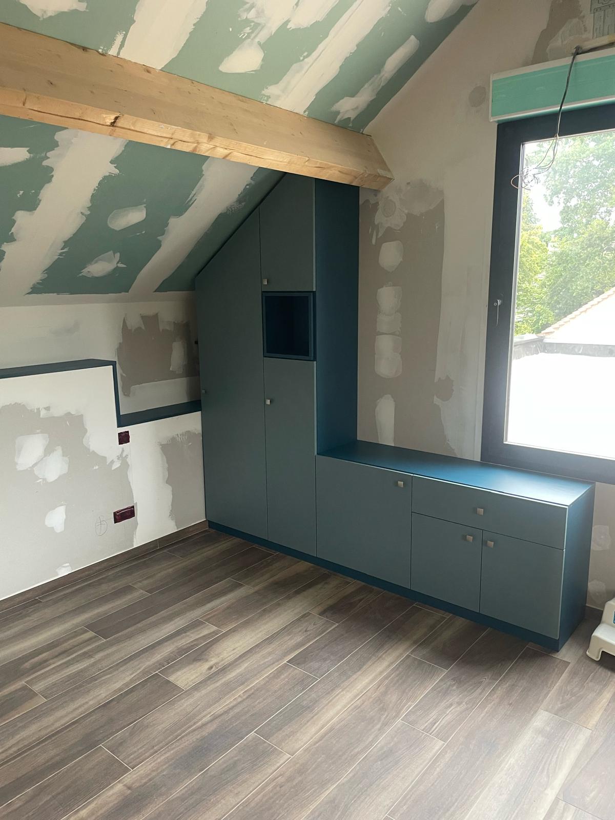 Chambre avec meuble sous pente à Marne-la-Vallée