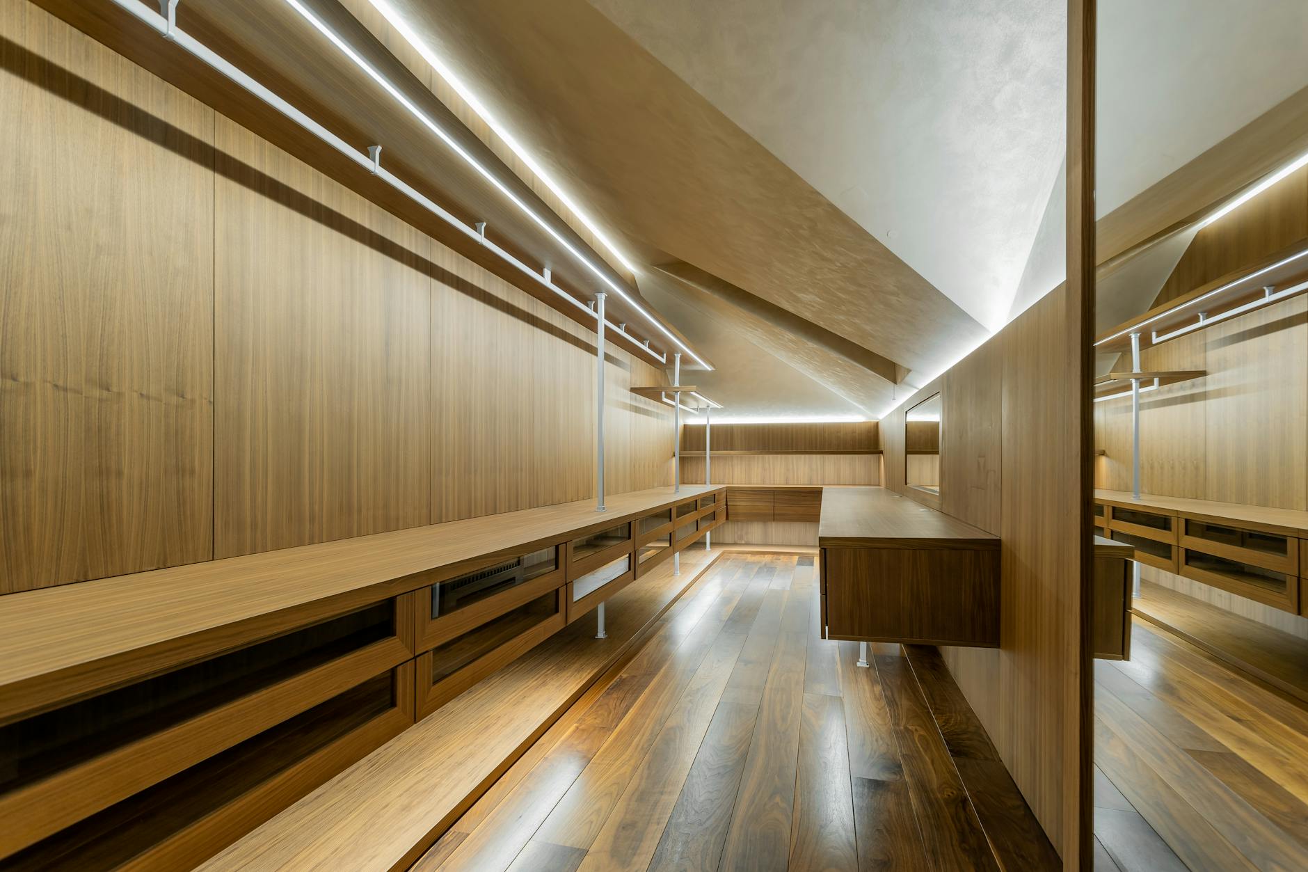 Guide complet du dressing sur mesure : 5 astuces pour un aménagement réussi 2 Aménagement intérieur en bois avec étagères et tiroirs pour un rangement optimisé