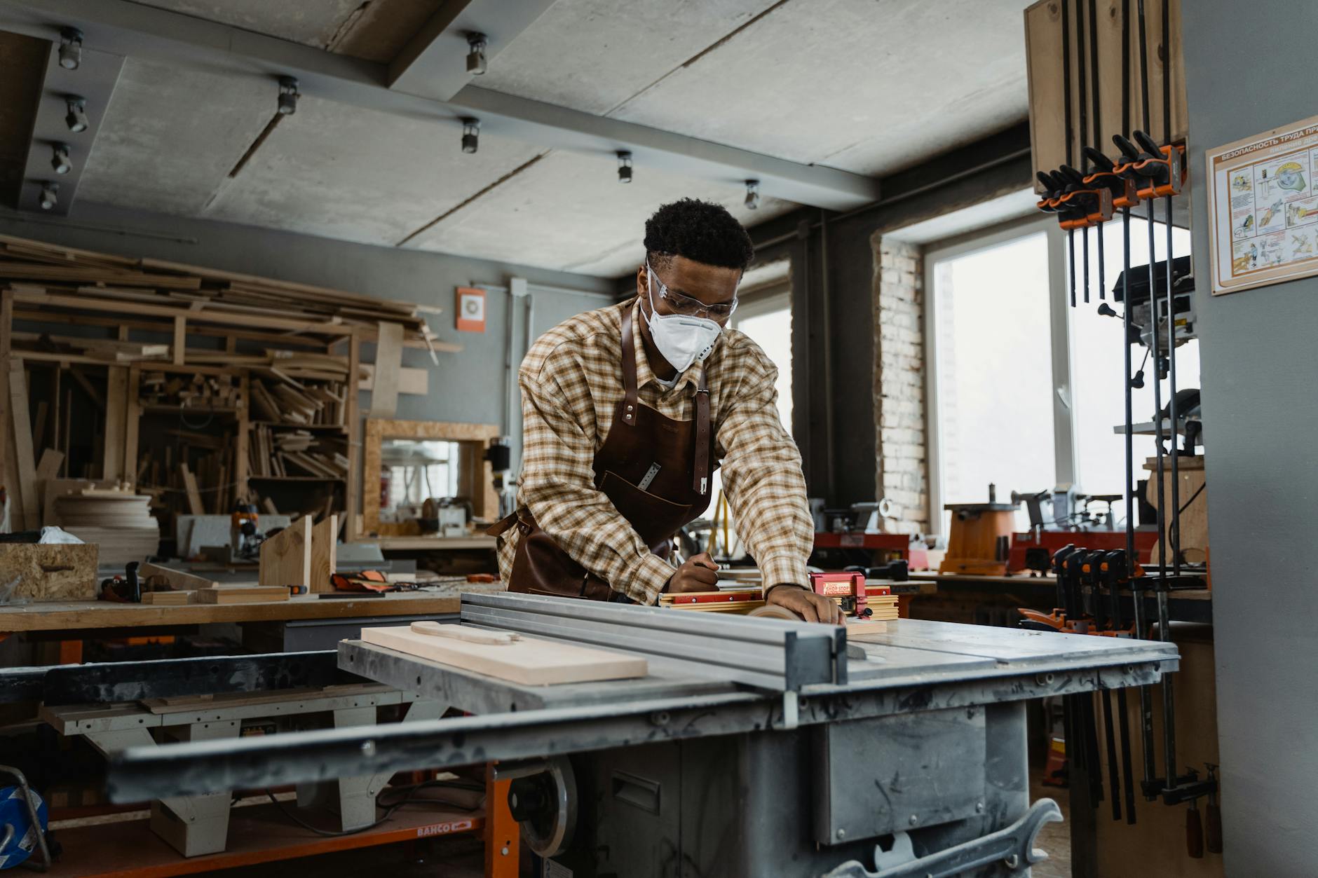 Guide complet du mobilier sur mesure : 5 astuces pour un aménagement intérieur réussi 3 Artisan menuisier dans son atelier fabriquant un meuble sur mesure en bois pour un aménagement intérieur personnalisé