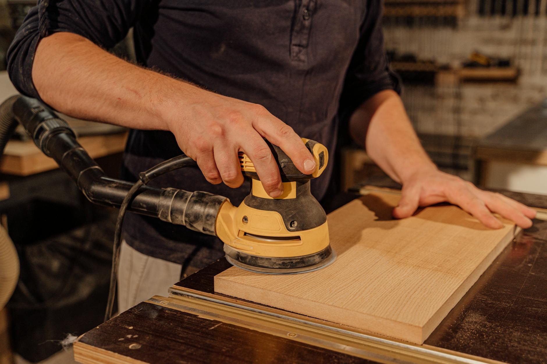 Artisan menuisier posant un placard sur mesure dans un intérieur contemporain