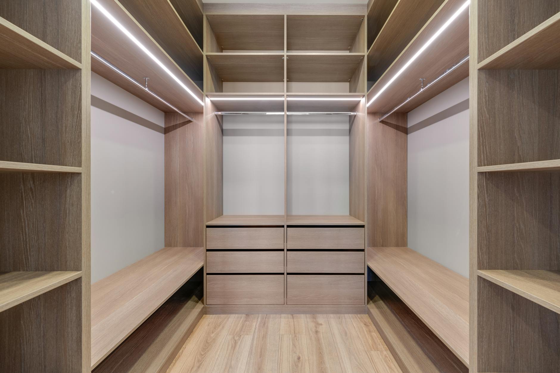 Logiciel d'aménagement intérieur : guide pratique pour réussir vos projets en 2026 2 Dressing sur mesure dans une chambre moderne conçu grâce à un logiciel d'aménagement intérieur