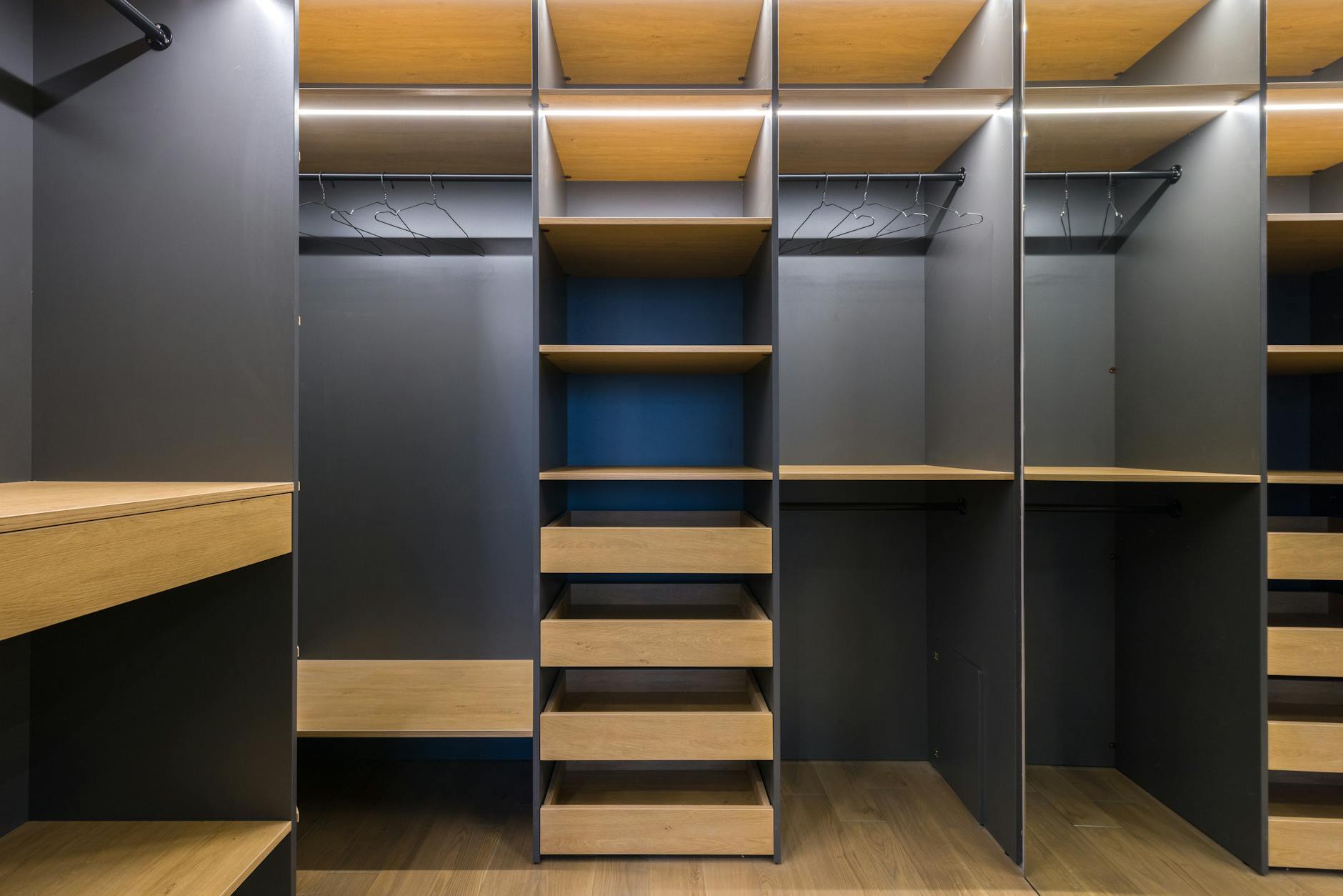 Placard sur mesure intégré dans une chambre moderne avec portes coulissantes
