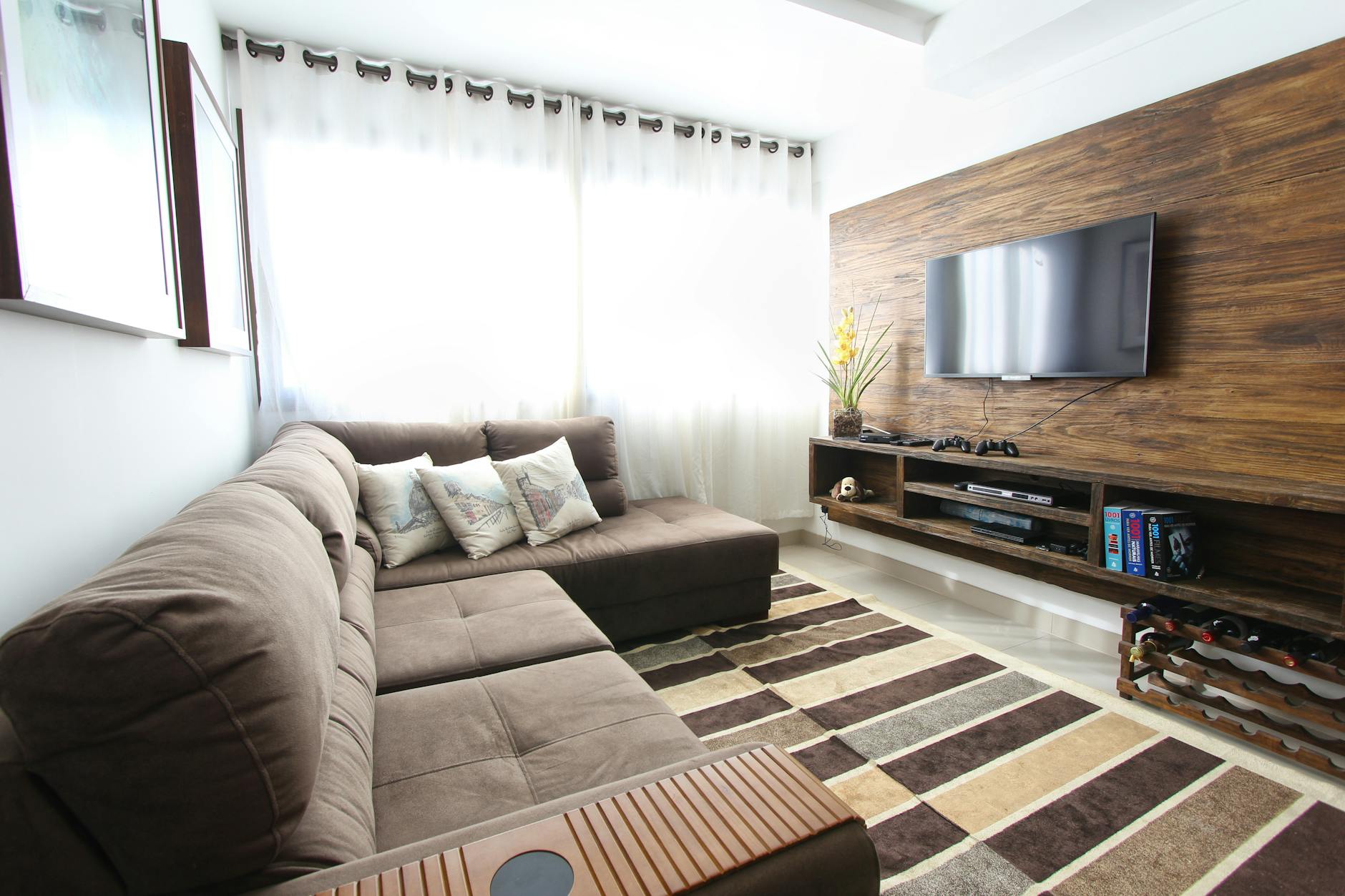 Guide pratique de l'aménagement intérieur maison : 5 astuces concrètes pour optimiser chaque pièce 1 Salon moderne avec aménagement intérieur optimisé et rangements intégrés