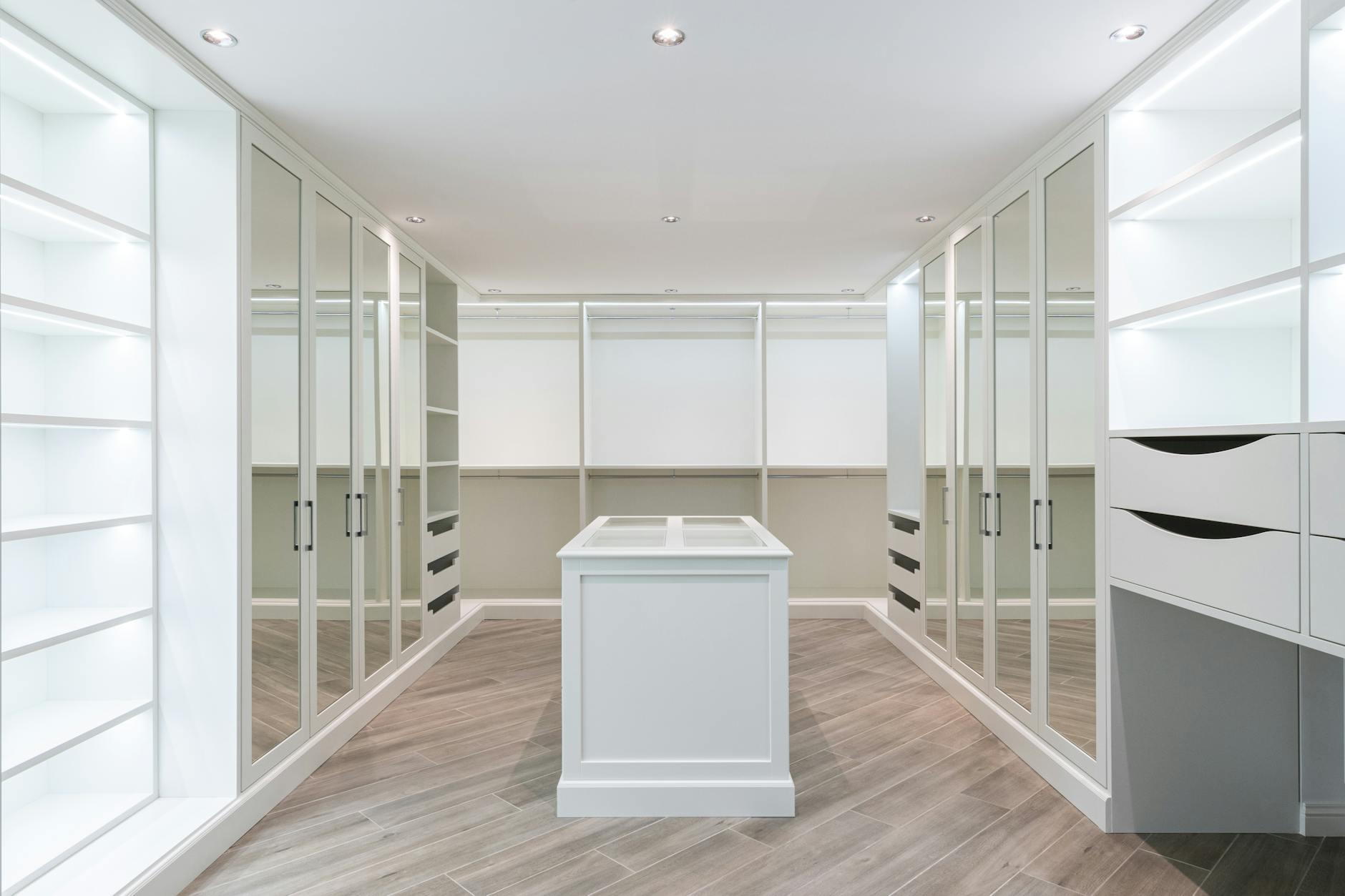 Guide complet du dressing sur mesure : 5 astuces pour un aménagement réussi 3 Showroom présentant un dressing sur mesure design avec finitions contemporaines