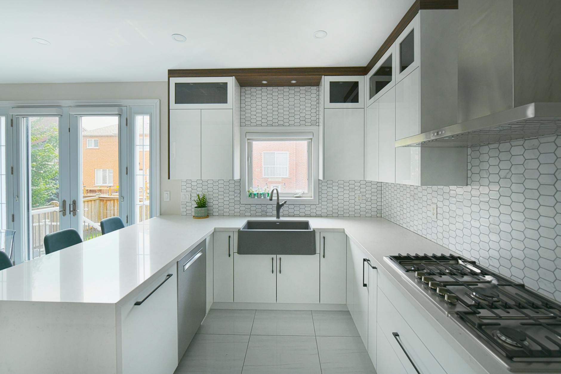 Guide pratique du home staging immobilier : 5 méthodes efficaces en 2026 3 Cuisine moderne et épurée après un relooking de home staging immobilier