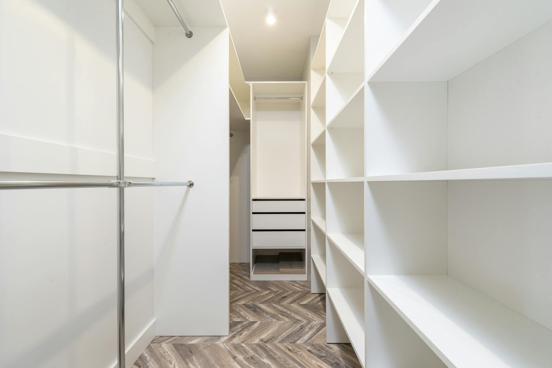 Guide pratique du home staging immobilier : 5 méthodes efficaces en 2026 4 Dressing sur mesure avec rangements optimisés pour valoriser un espace chambre