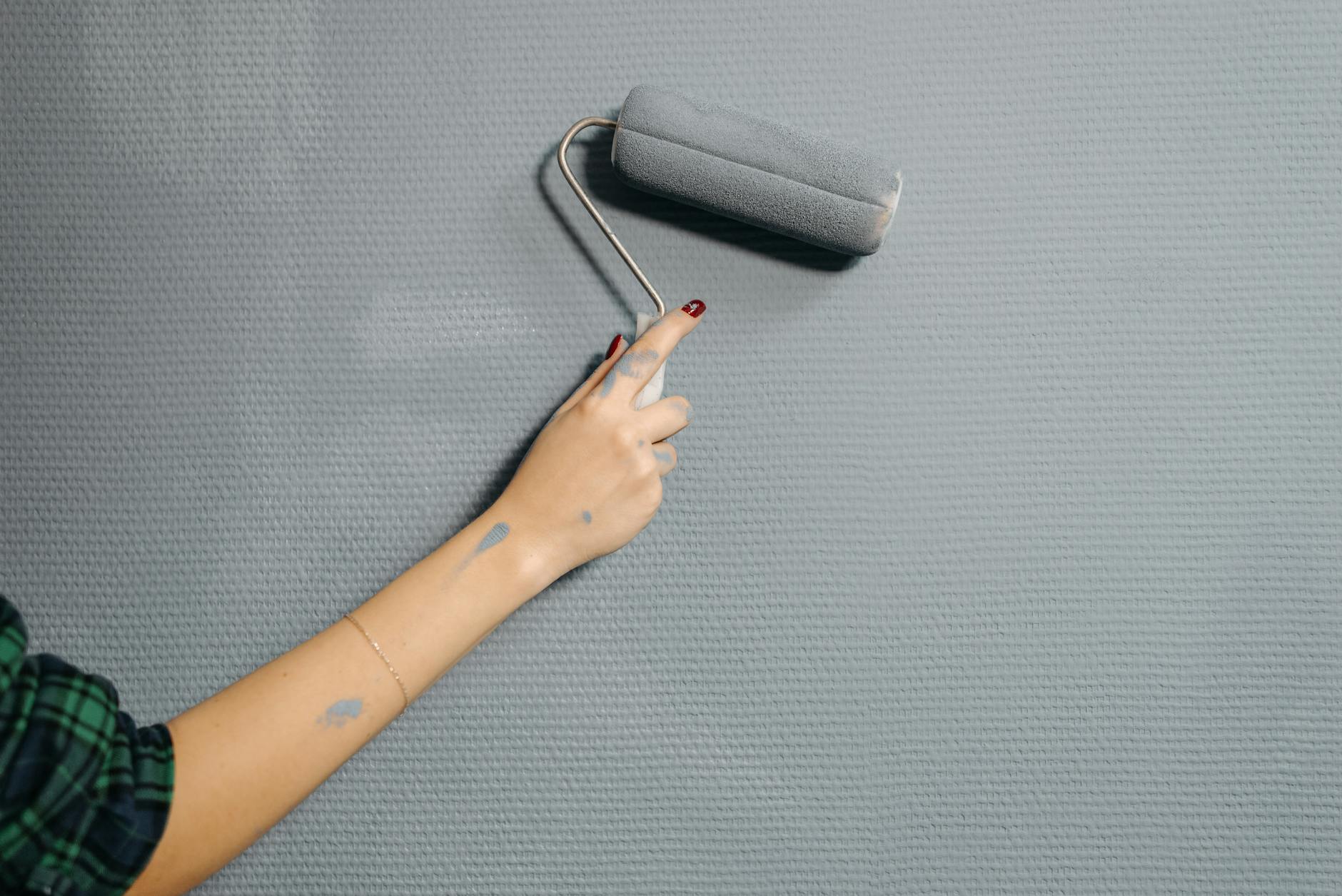 Guide pratique du home staging immobilier : 5 méthodes efficaces en 2026 2 Intérieur aux murs peints en teintes neutres pour un home staging immobilier réussi