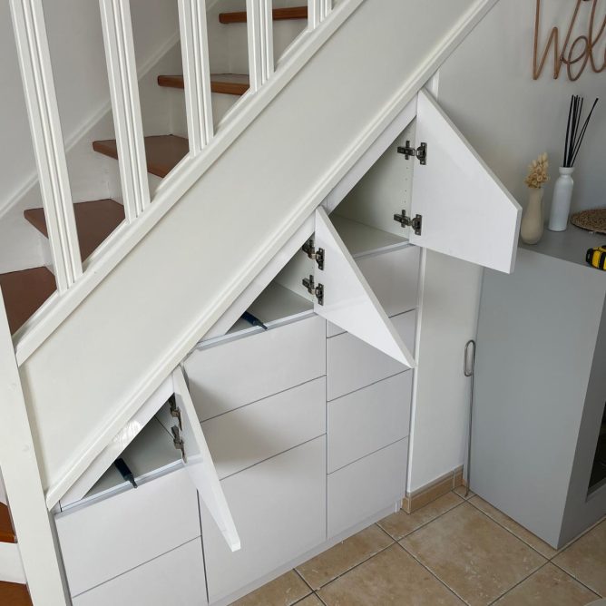 meuble sous escalier : exploiter l'espace avec intelligence